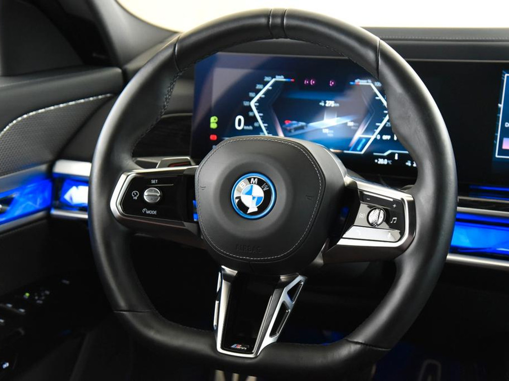 BMW i7