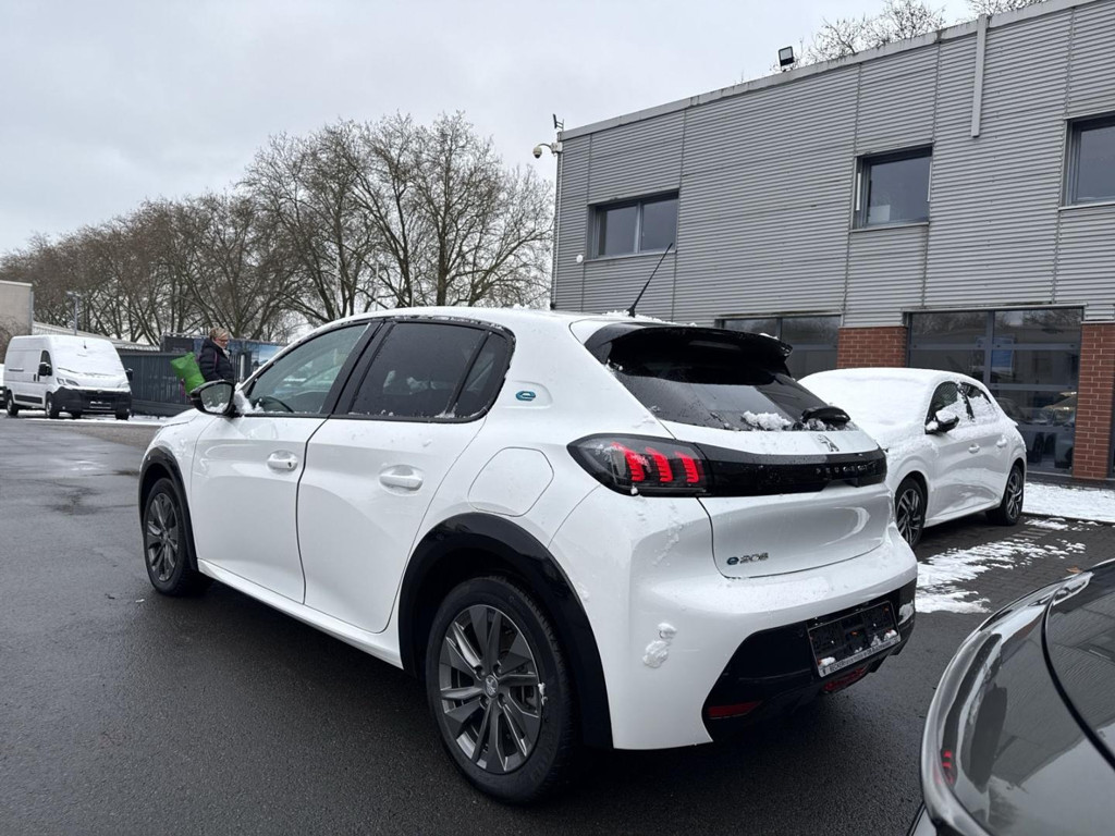 Peugeot e-208