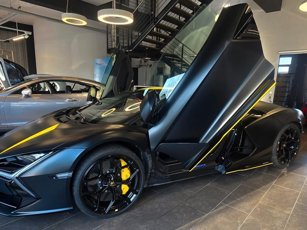 Lamborghini Revuelto