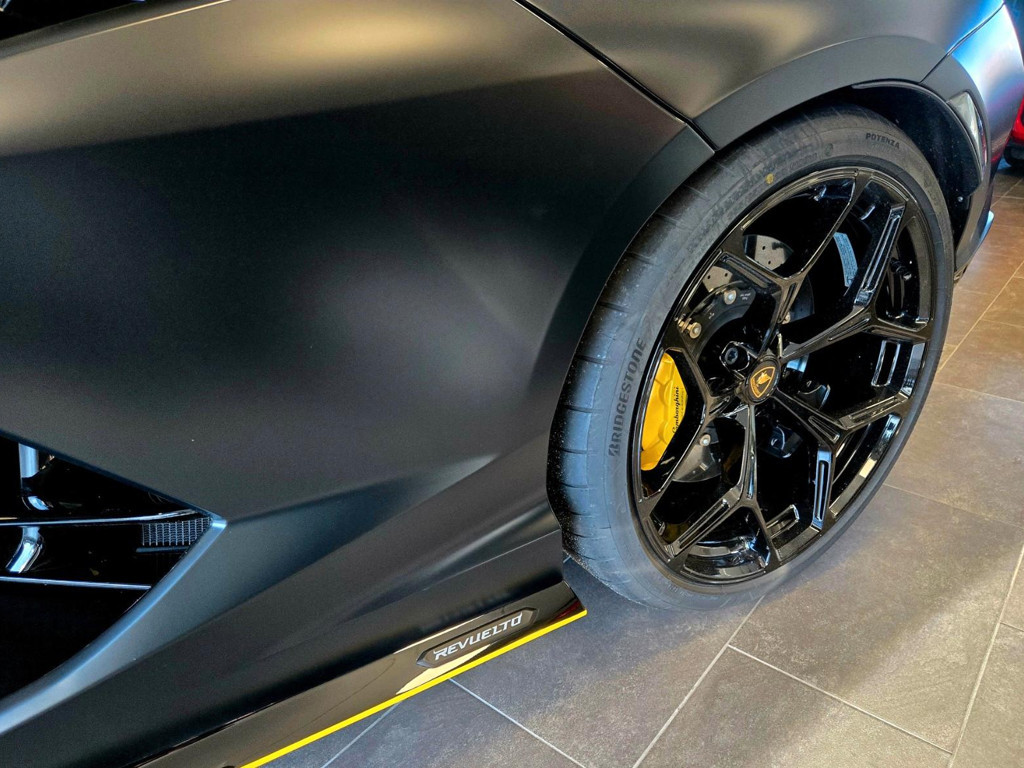 Lamborghini Revuelto