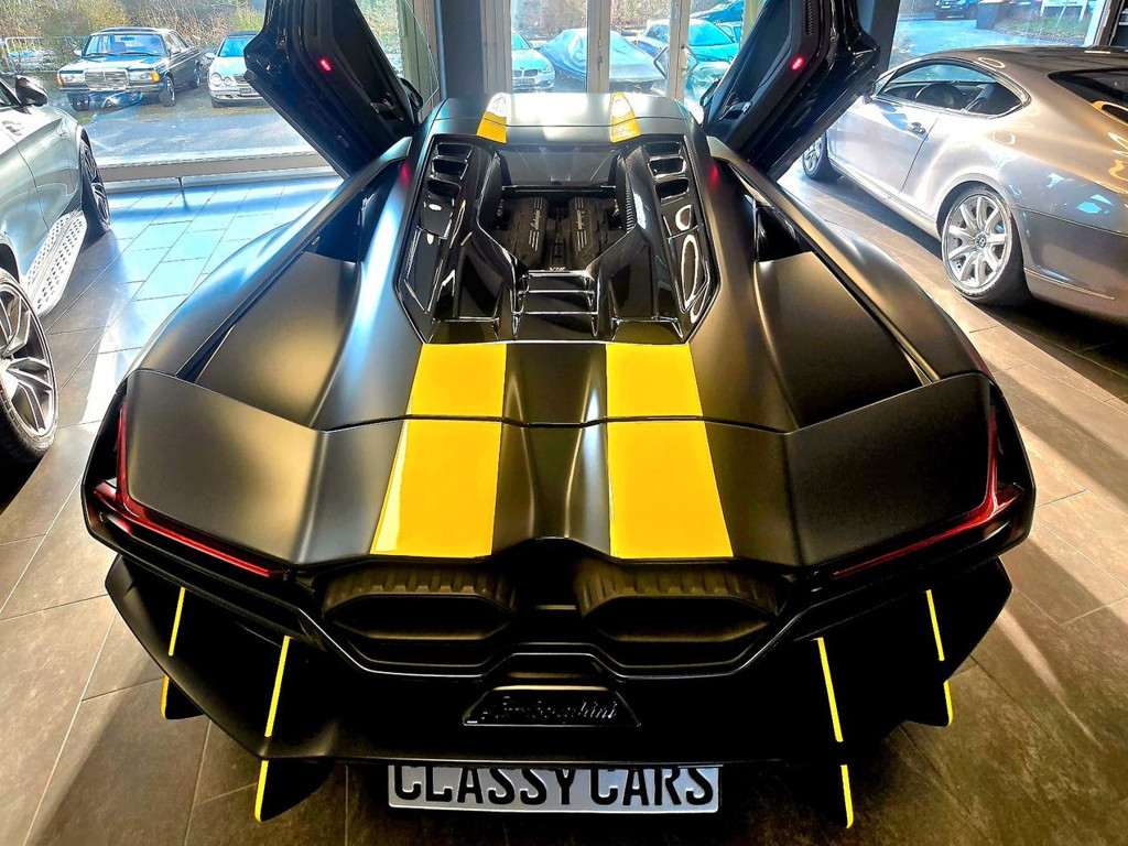 Lamborghini Revuelto