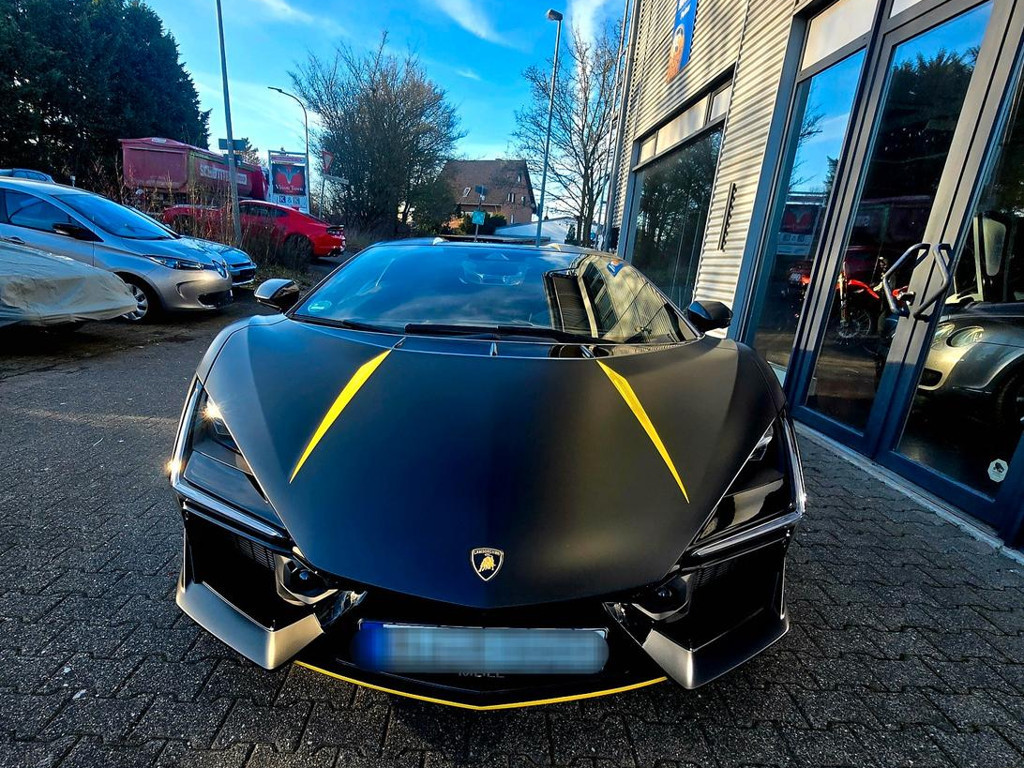 Lamborghini Revuelto