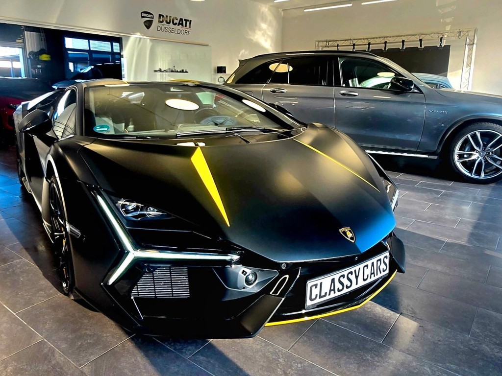 Lamborghini Revuelto