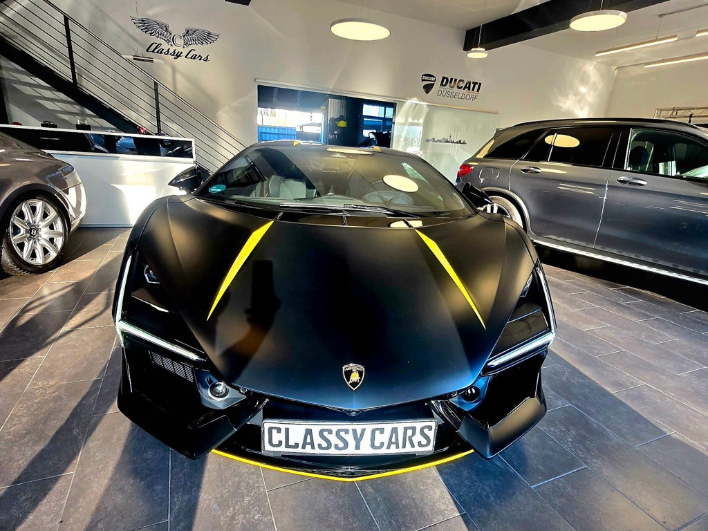 Lamborghini Revuelto