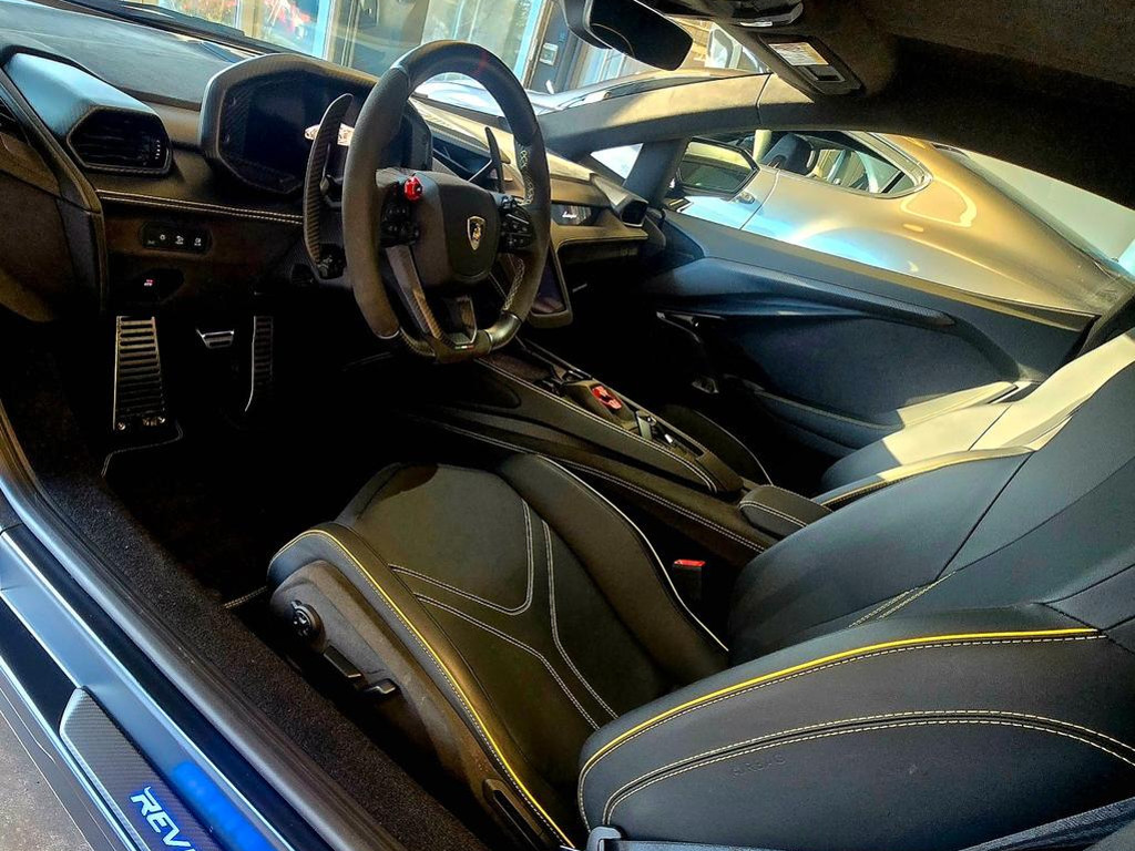 Lamborghini Revuelto