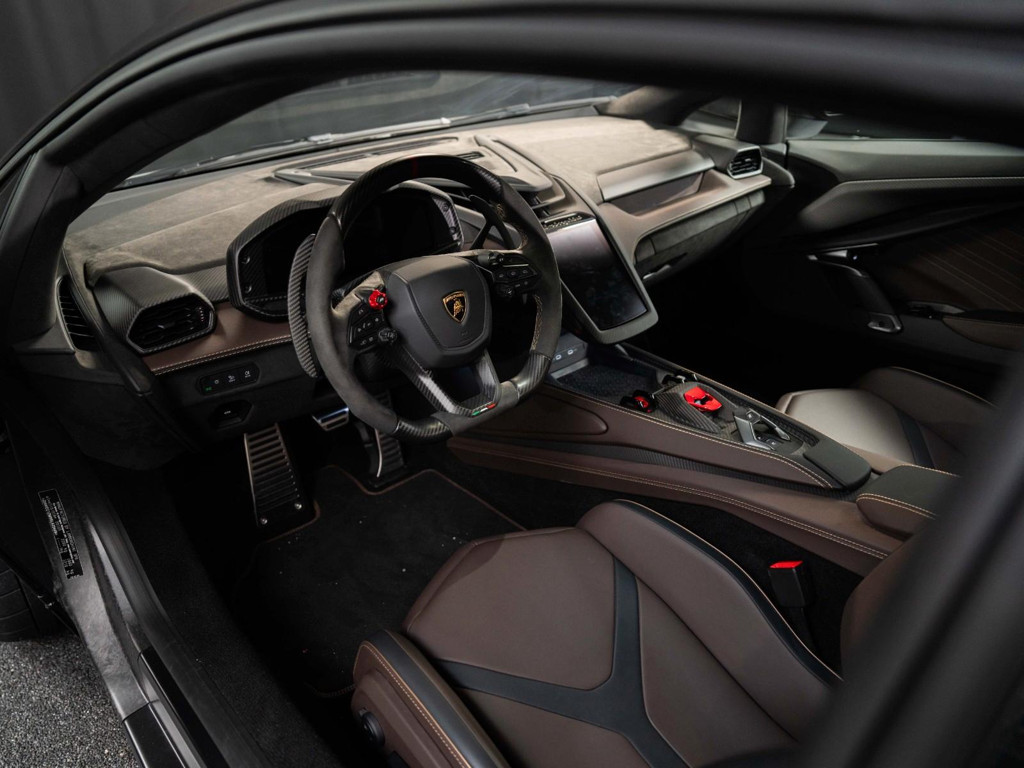 Lamborghini Revuelto