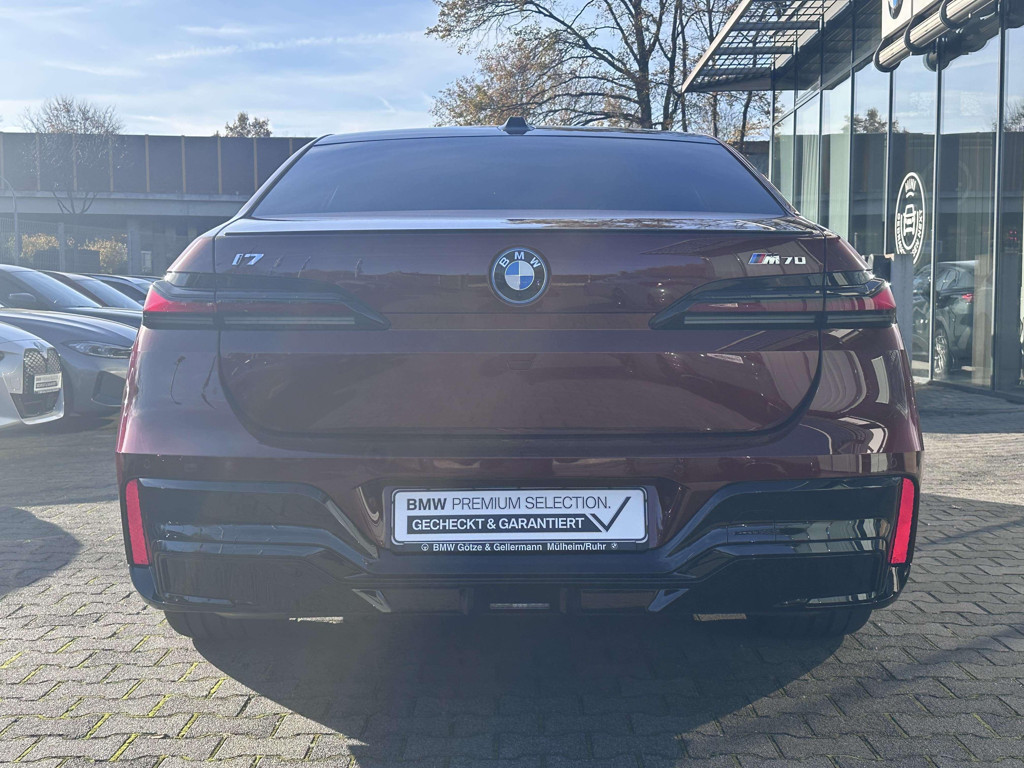BMW i7