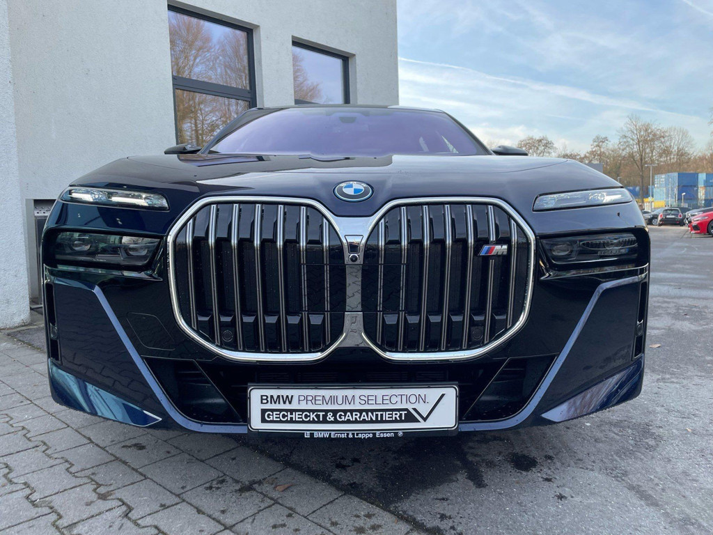 BMW i7