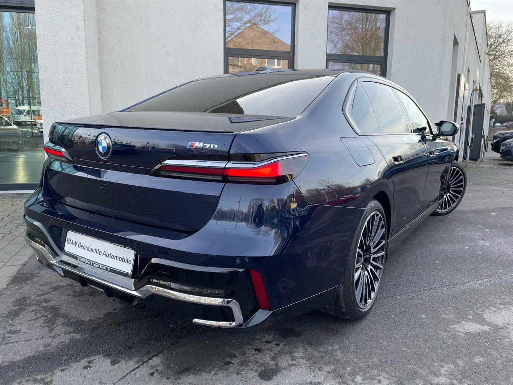 BMW i7