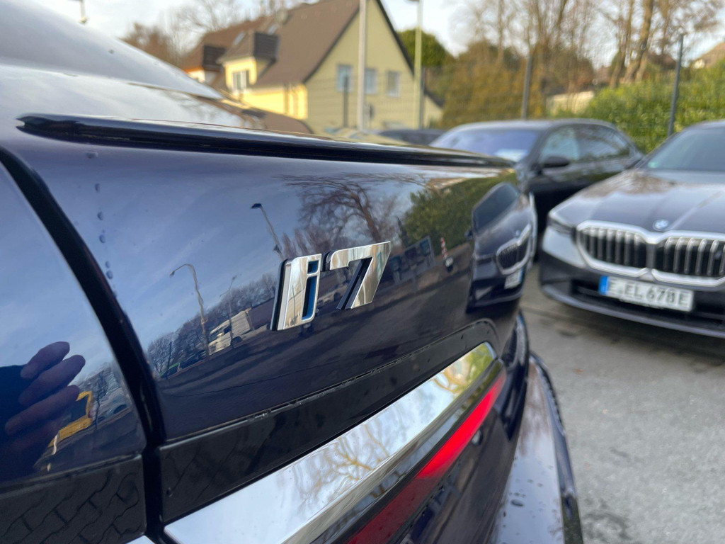 BMW i7