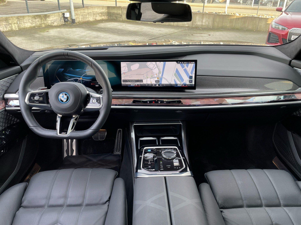 BMW i7