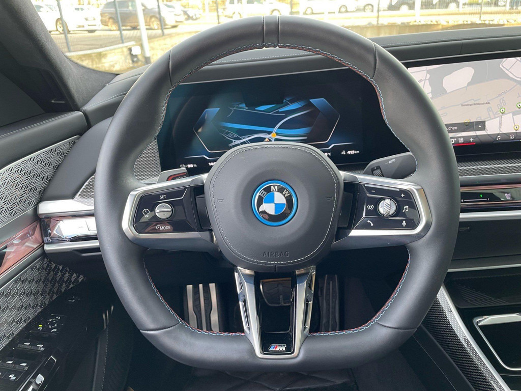 BMW i7
