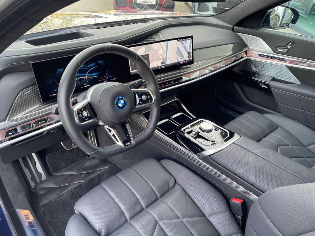 BMW i7