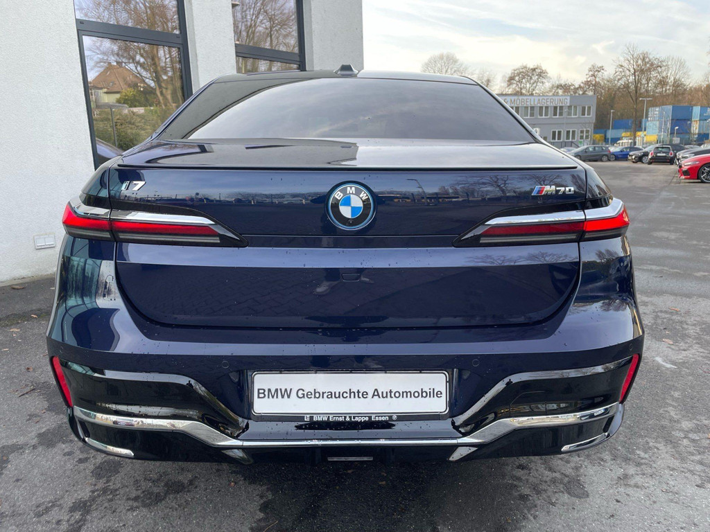 BMW i7
