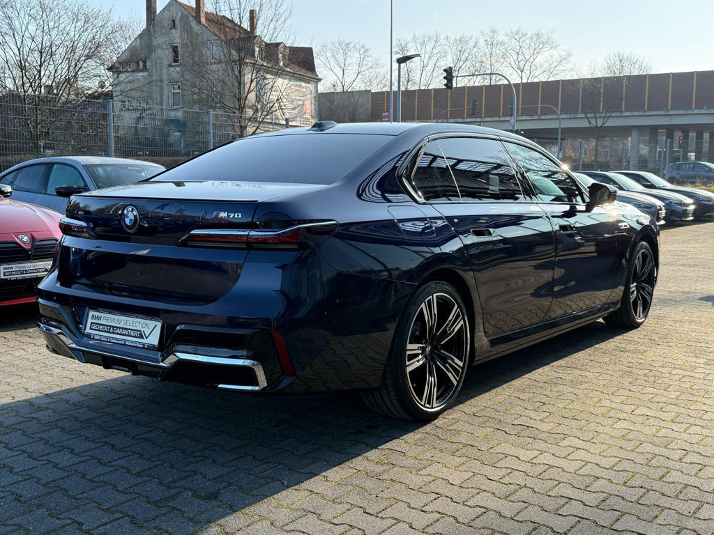 BMW i7