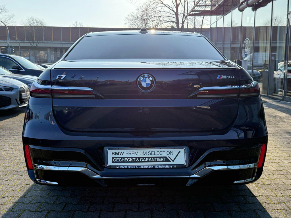 BMW i7