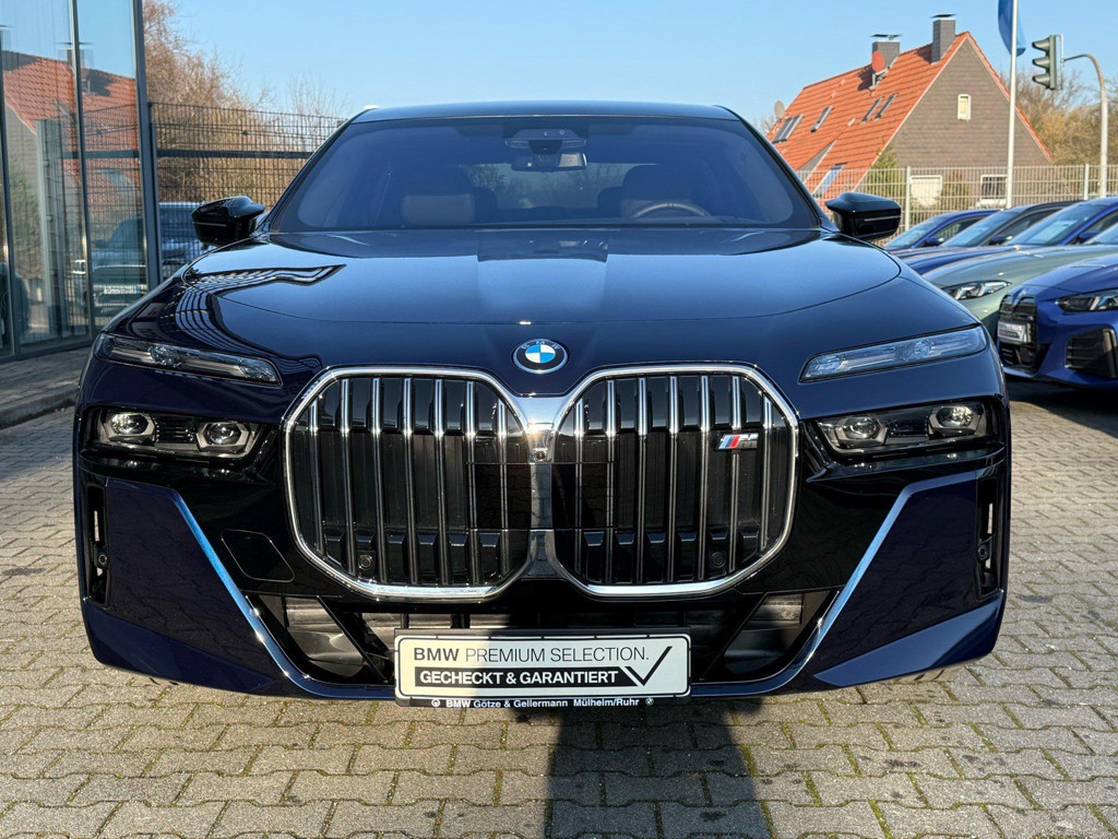 BMW i7