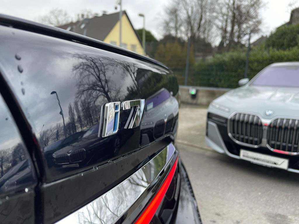 BMW i7