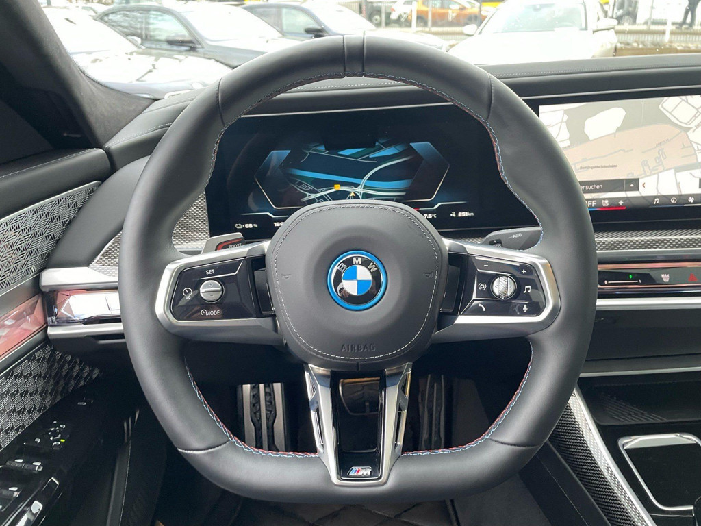 BMW i7