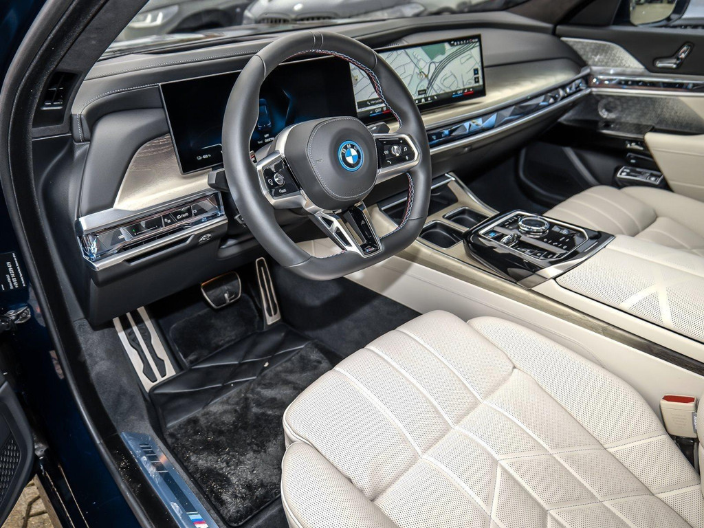 BMW i7