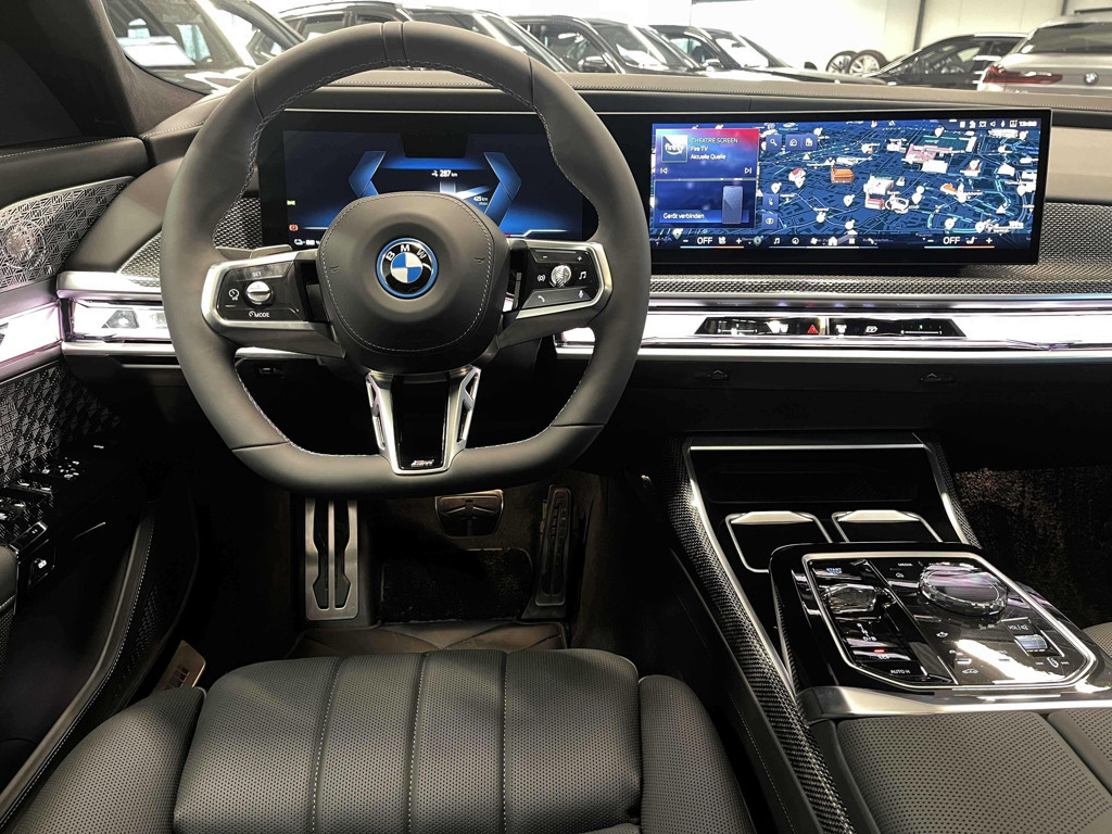 BMW i7
