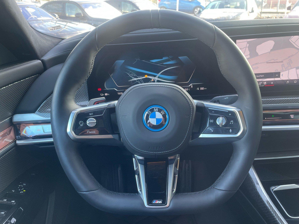 BMW i7