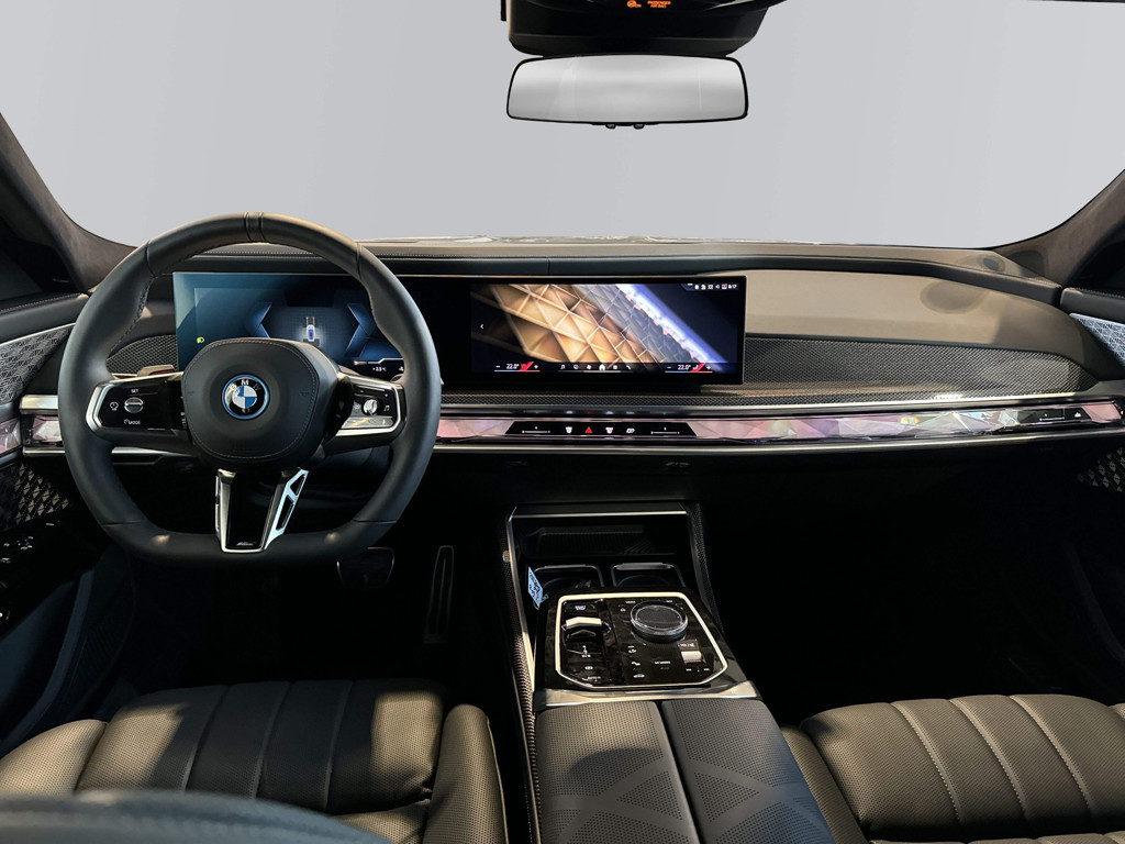 BMW i7