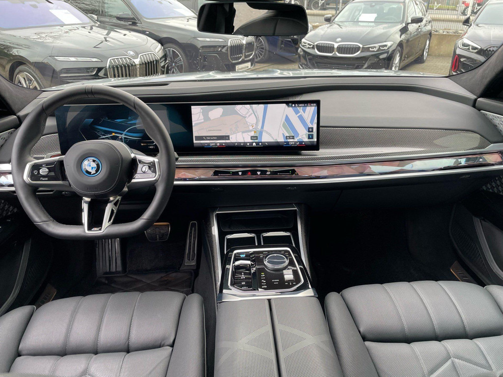 BMW i7