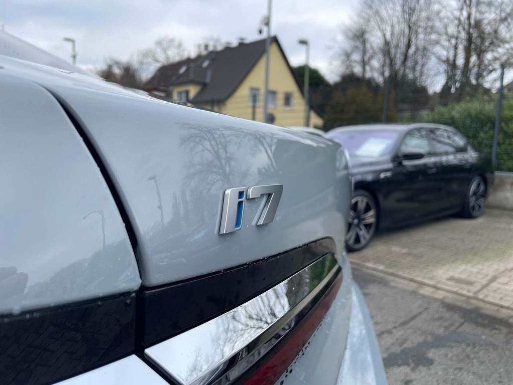 BMW i7