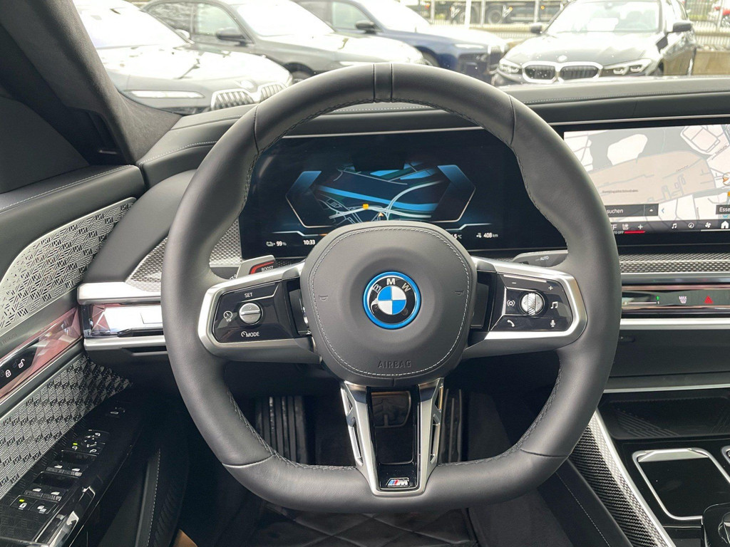 BMW i7