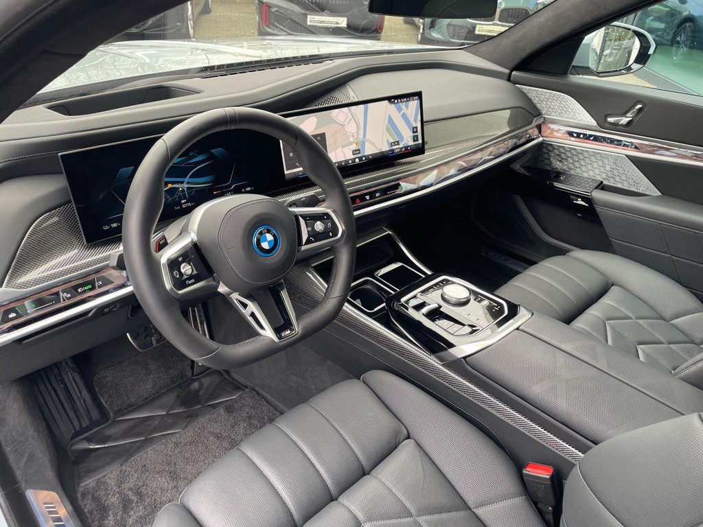 BMW i7