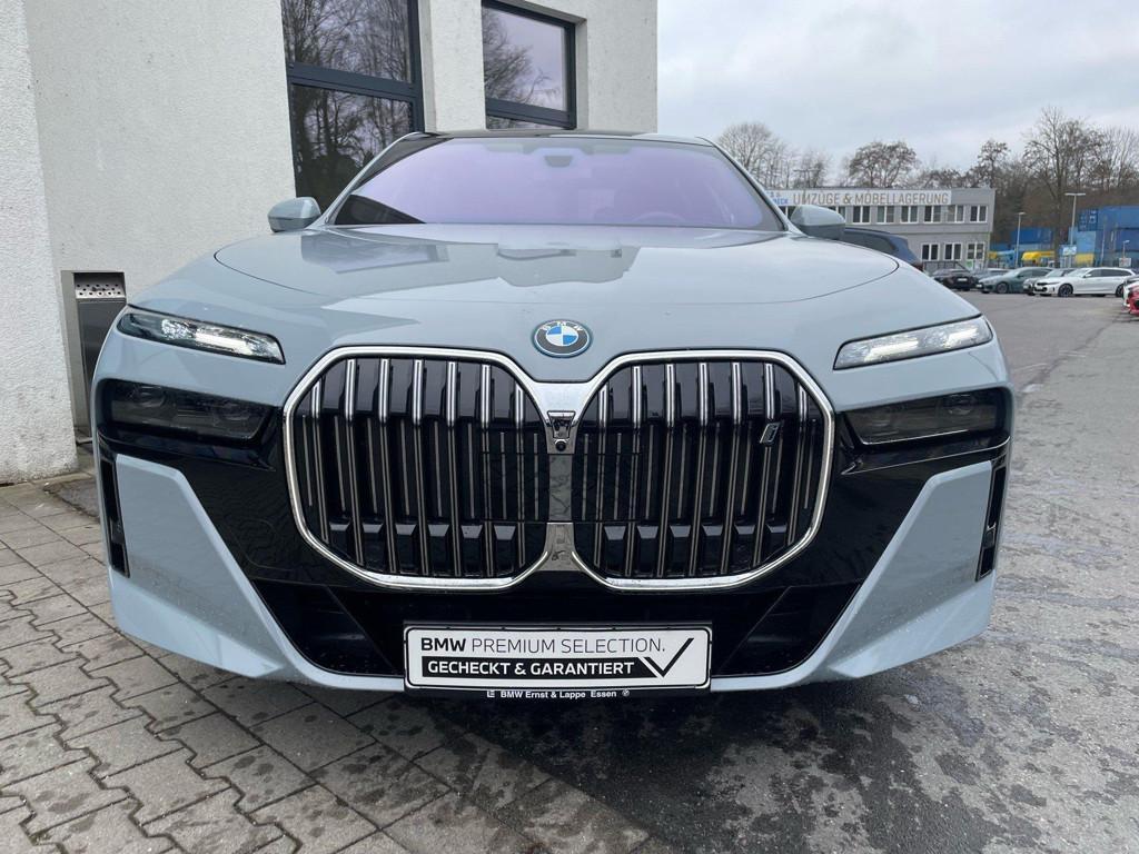 BMW i7