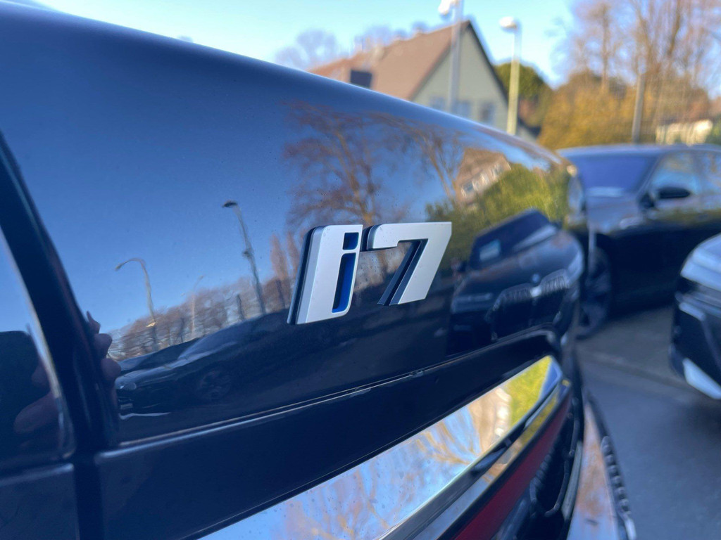 BMW i7