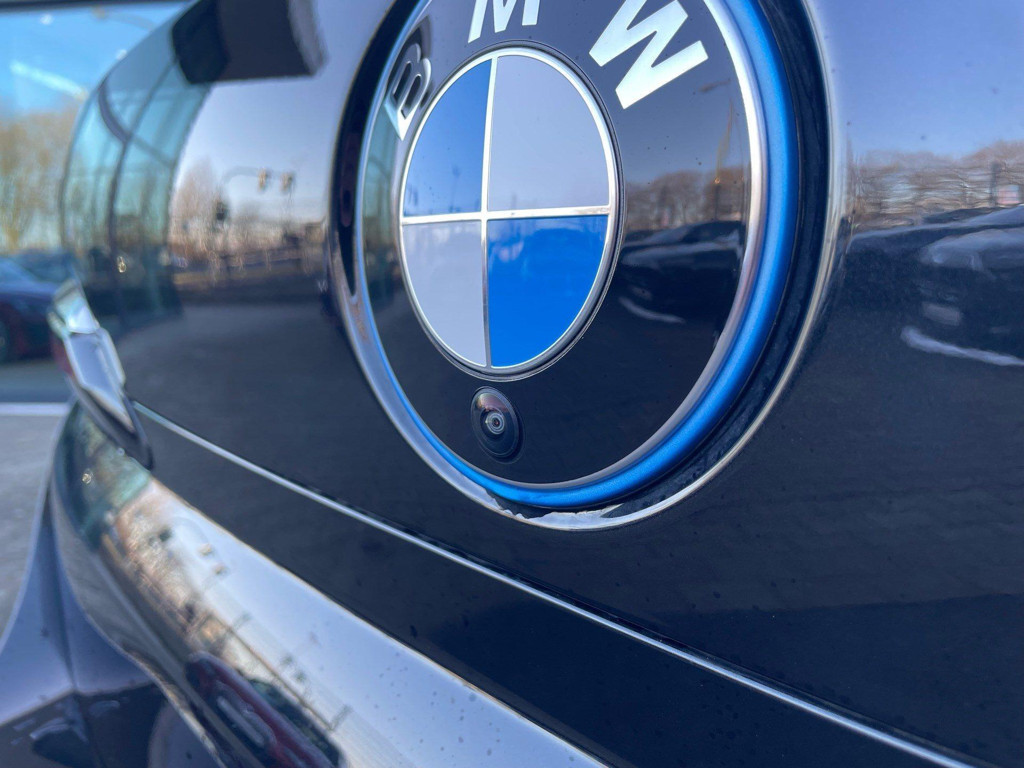 BMW i7
