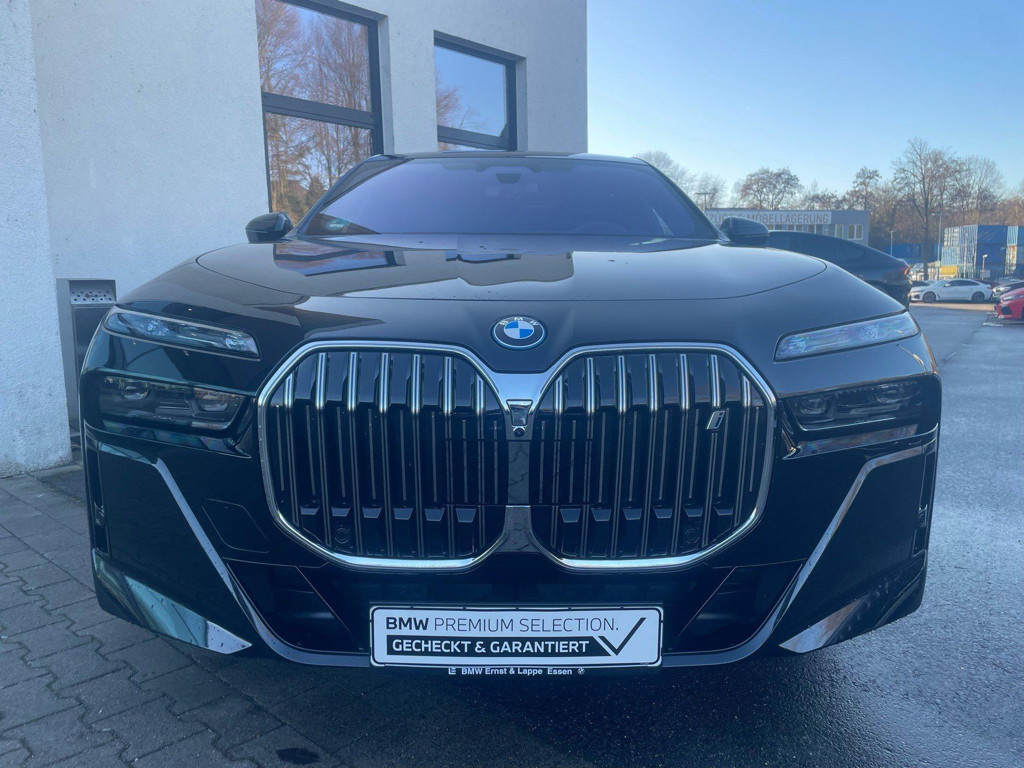 BMW i7