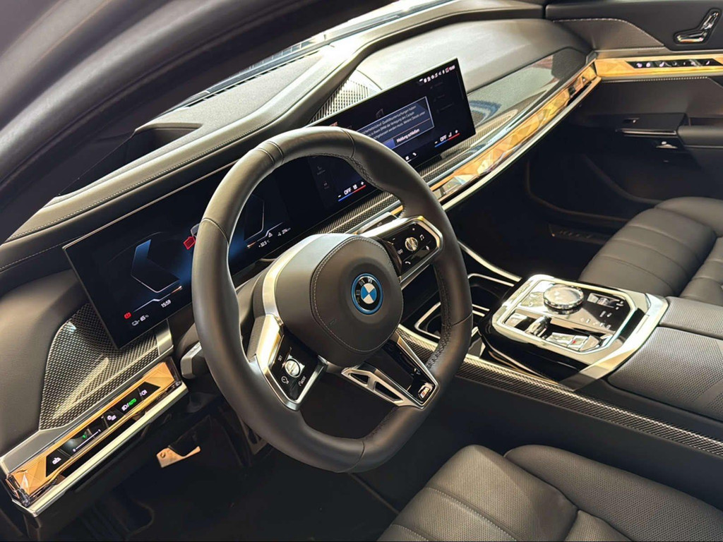 BMW i7