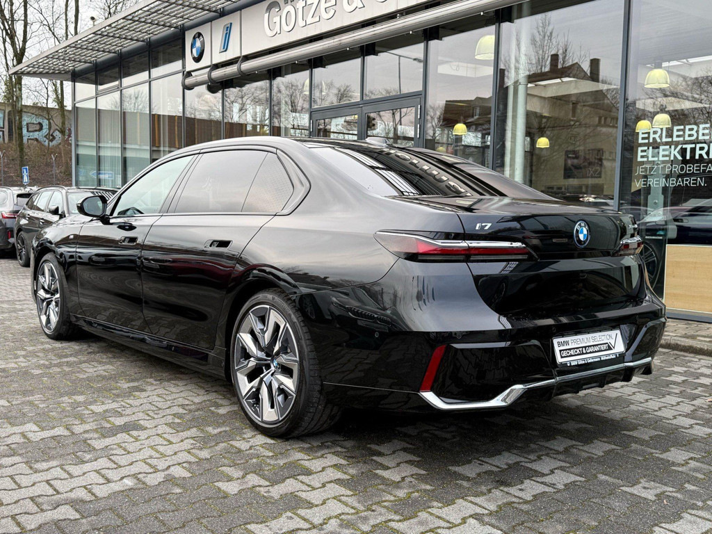 BMW i7