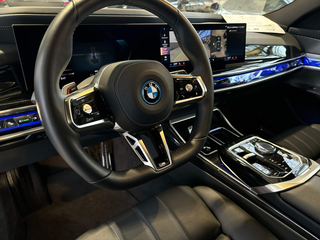 BMW i7