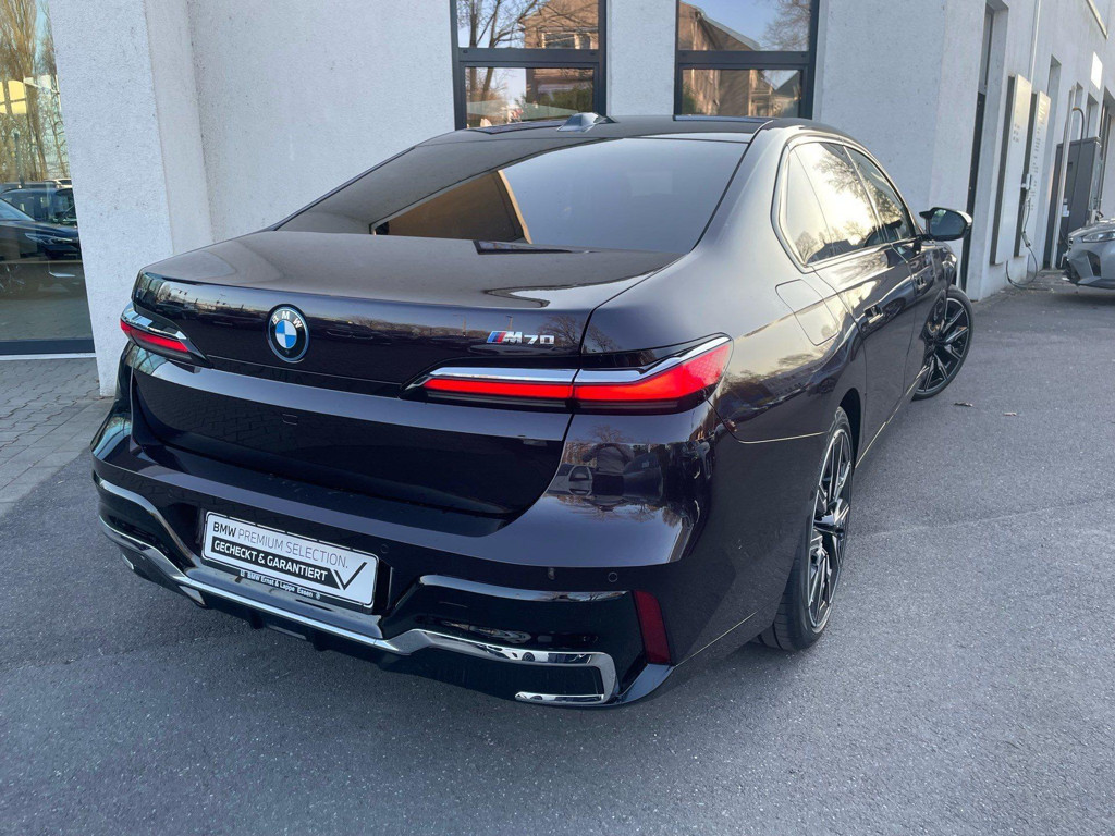 BMW i7