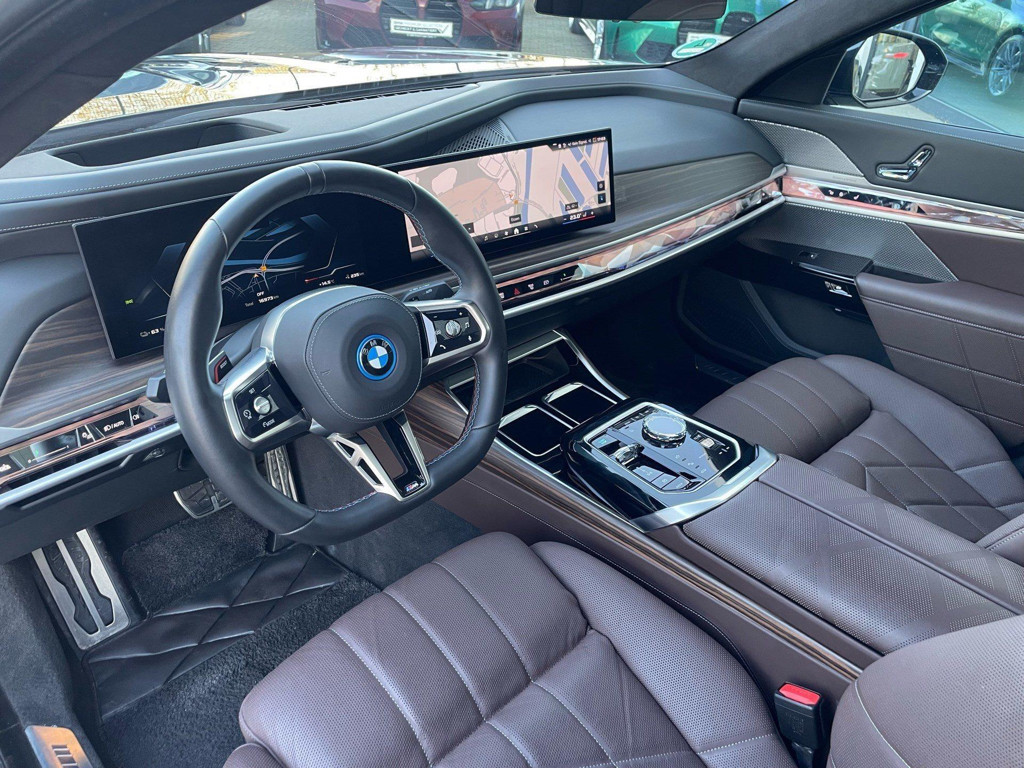 BMW i7