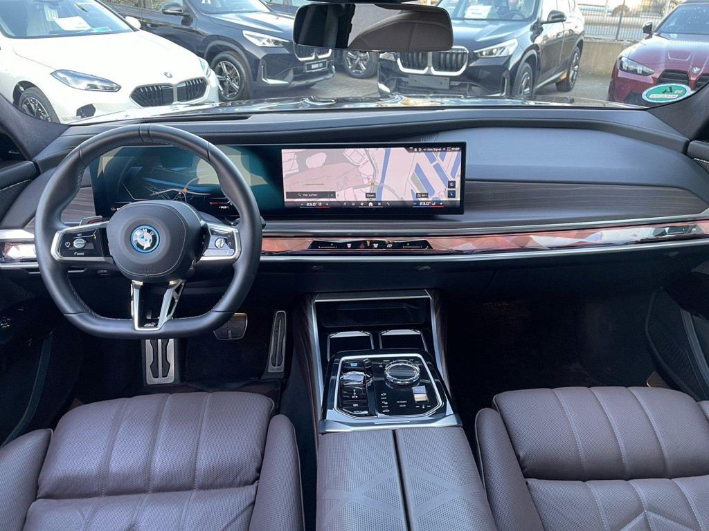 BMW i7