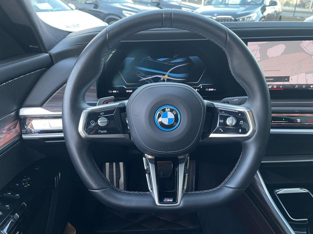 BMW i7