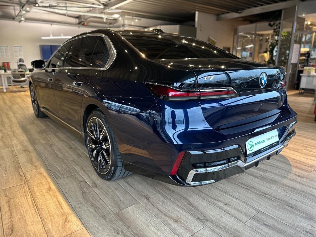 BMW i7