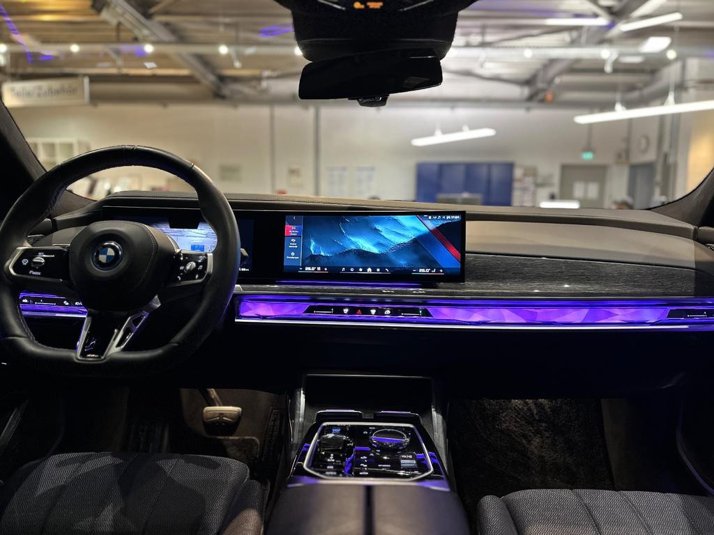 BMW i7
