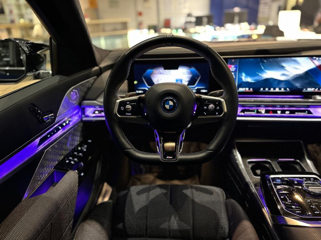 BMW i7