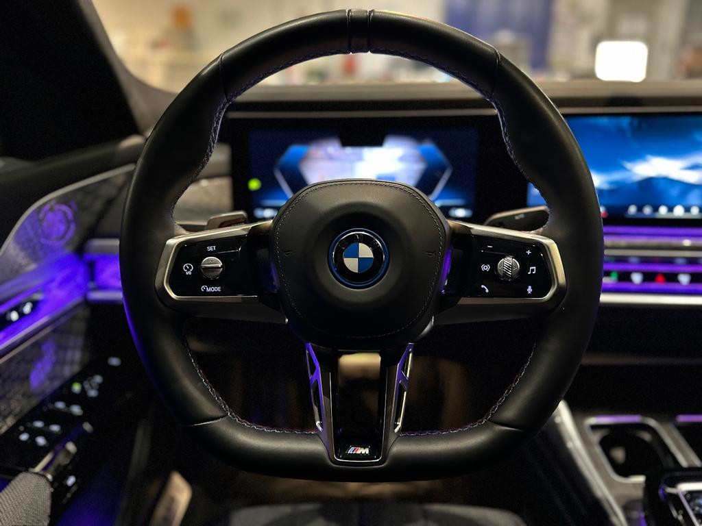 BMW i7