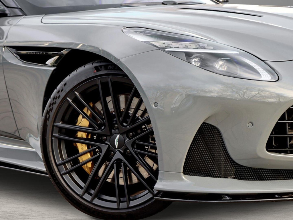 Aston Martin DB12