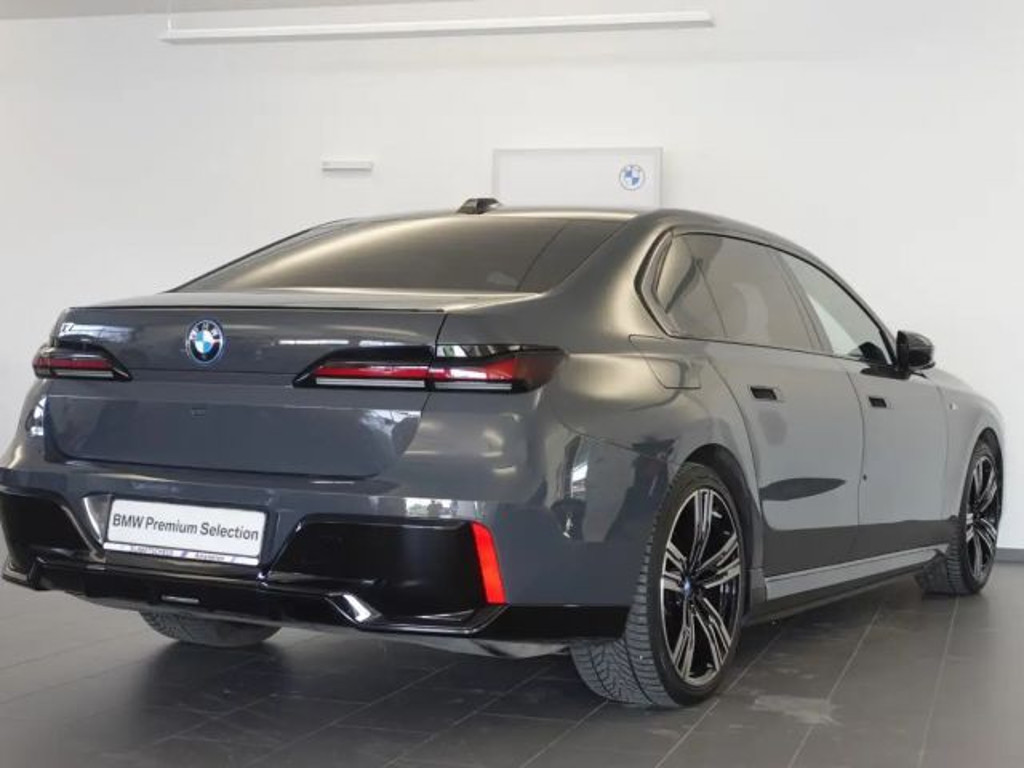 BMW i7