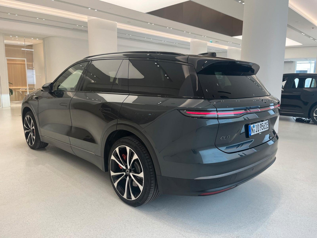 NIO EL8
