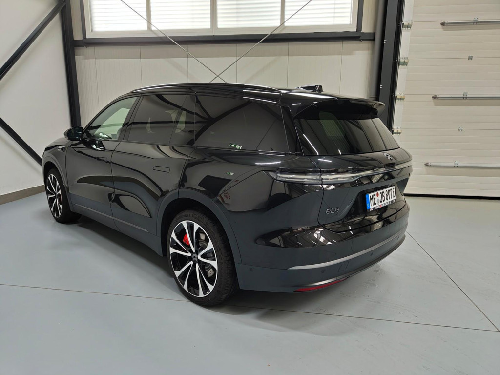 NIO EL8